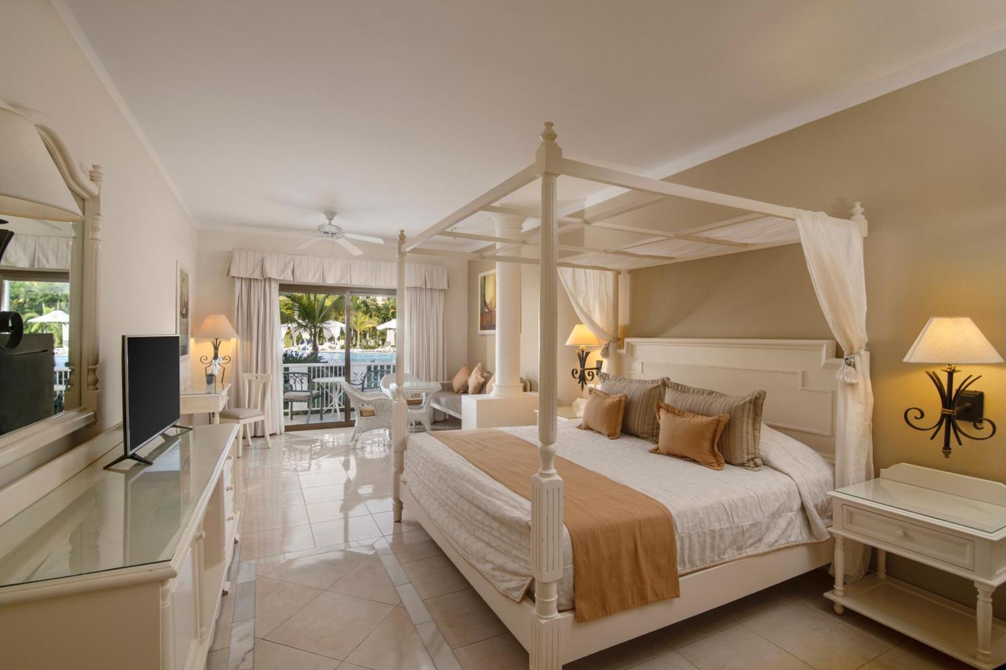 1 King Bed Pool Side Junior Suite DBL